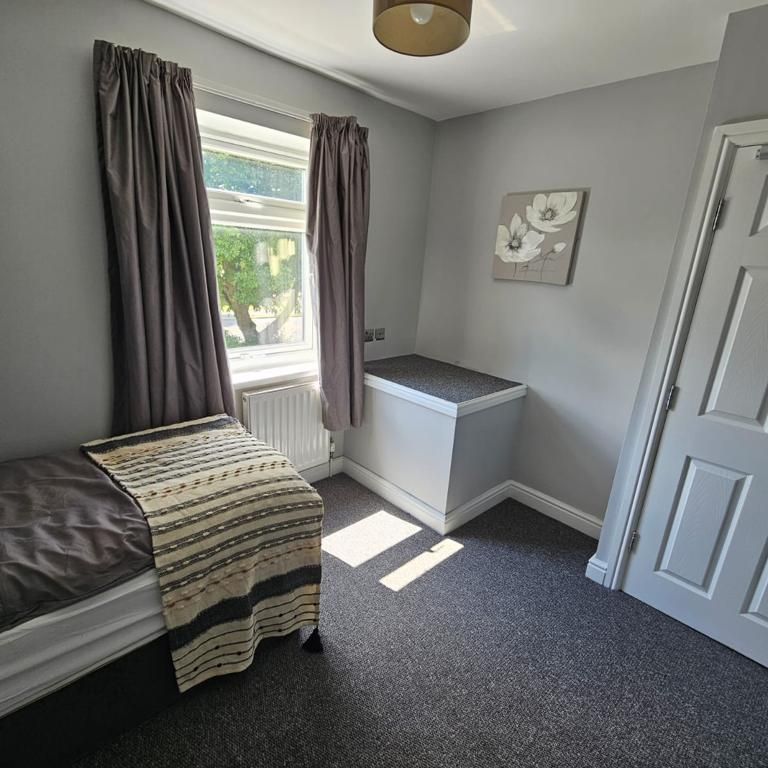 Room 5, 85 Doncaster Road - Photo 1