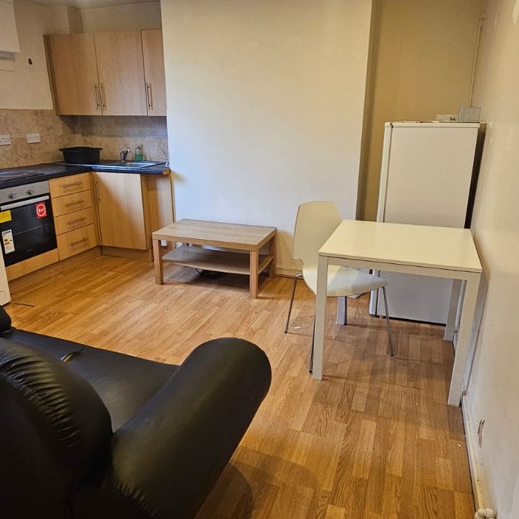 1 Bed - 68b Chapel Lane, Leeds - LS6 3BW - Student - Photo 1