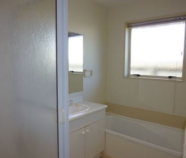 Rear Sunny 3 bedroom Townhouse - Photo 3