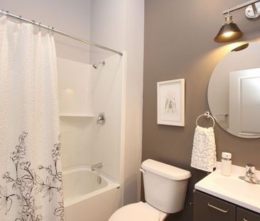 For Lease - 14 1/2 King Street Unit# 310, Oshawa, Ontario - Photo 4