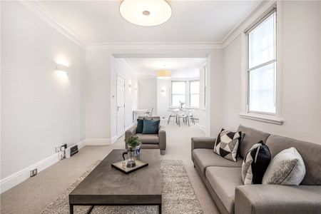 This charming 3rd floor (with lift) apartment has a lovely, bright corner position on Queen Anne Street and Welbeck Street, in the heart of Marylebone Village. - Photo 5