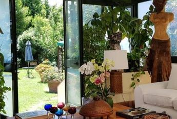 Appia Antica: Luxurious, fully furnished Villa with 5 Bedrooms, 5 baths, large private garden and swimming pool. Beautiful home is lush green setting close to the center. # 651