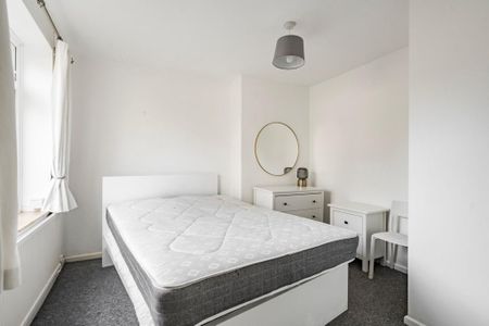 5 bedroom semi-detached house to rent - Photo 4