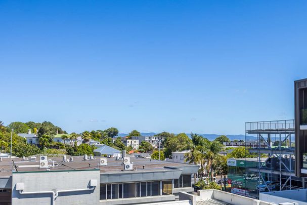 Located in the beautiful Mt Eden, this one bedroom apartment is finished to a high standard and available to be your new home! - Photo 1