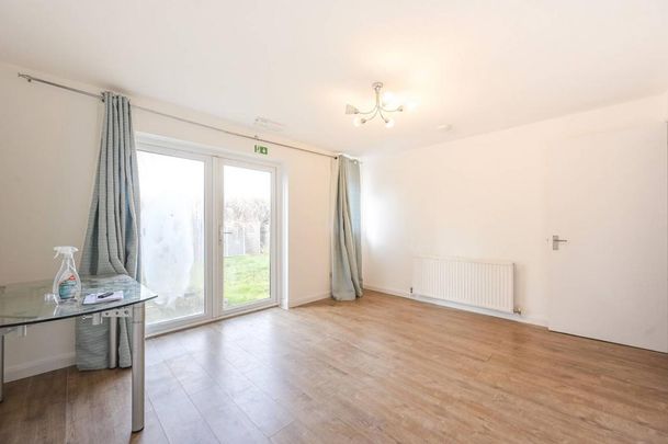 5 bedroom detached house to rent - Photo 1