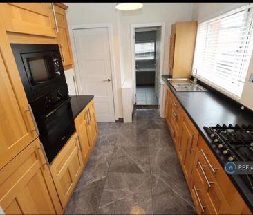 3 bedroom flat to rent - Photo 5
