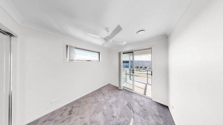 SPACIOUS 3 Bed Townhouse CONVENIENT Location - Photo 2