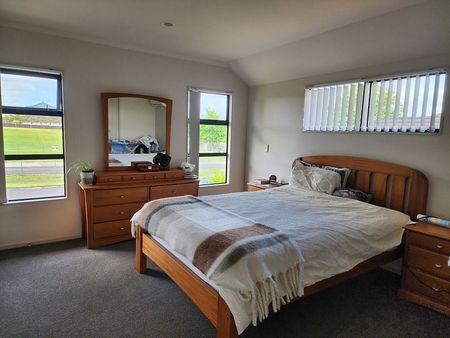 Spacious 4BR Home in Flat Bush - Photo 5