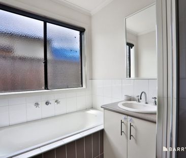 Comfort, Space & Convenience in the Heart of Pakenham - Photo 6