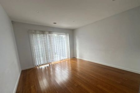 Stunning Three Bedroom Townhouse - Photo 3