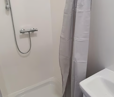 1 bedroom in a house share to rent - Photo 6