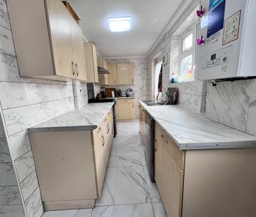 Room in a Shared House, Kingsholm Gardens, SE9 - Photo 3