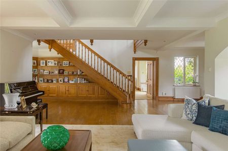 Beautiful arts and crafts house with commanding views over the Chilterns with gardens, tennis court and heated outdoor swimming pool - Photo 2