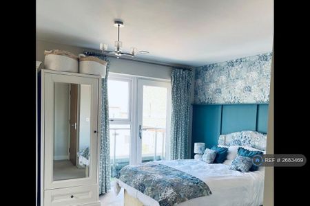 4 bedroom semi-detached house to rent - Photo 4