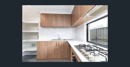 4x2 Family Home in Eglinton - With Theatre! - Photo 3