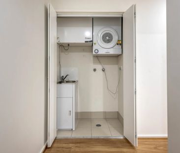 Sunny Top-Floor Apartment with Stunning Brindabella & Stromlo Views - Photo 5