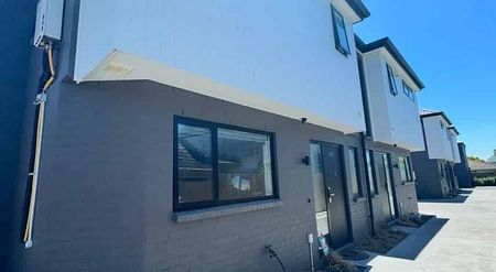 Modern 2-Bedroom Townhouse for Rent – Exceptional - Photo 4