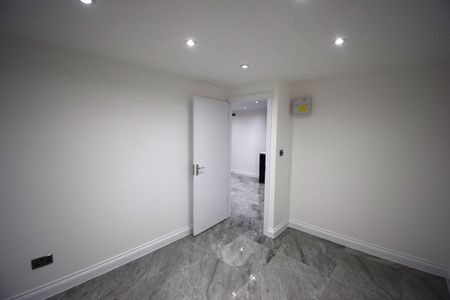 Shared Room to let in a shared flat - for single female only- £850 inclusive bills - Photo 2