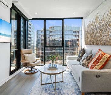 Stunning Retreat in Port Melbourne's Premier Address - Photo 5