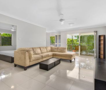 Spacious inner city unit - Photo 4