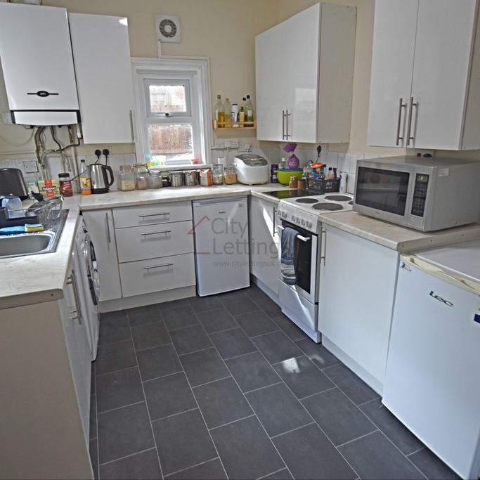 4 Bedroom Mid Terraced House - Photo 1