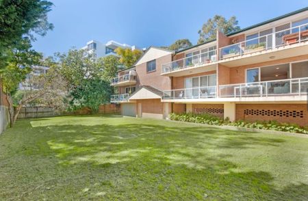 Oversized, Two Bedroom Apartment with Air-Conditioning - Photo 5