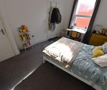 3 bedroom Flat in Flat B, (1st Floor) - Photo 3