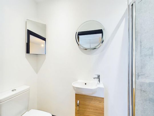 2 bedroom Flat To Let - Photo 1