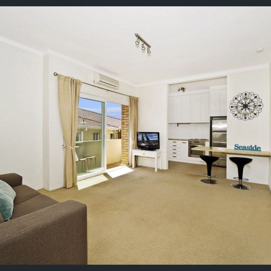 Chic Coastral Top-Floor Apartment with Parking - Photo 1