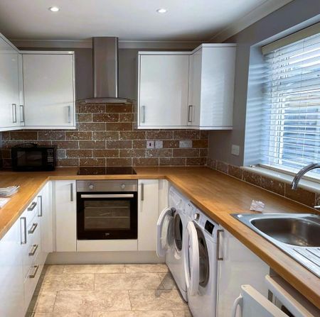 4 bedroom detached house to rent - Photo 2