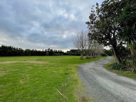 WHENUAPAI - Large 4 Bedrooms House - Photo 2