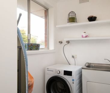 Feel at Home, Living Here! - Photo 2