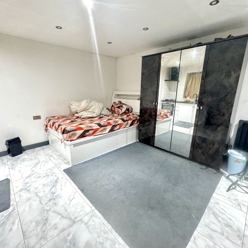 Studio, Greater London, UB2 - Photo 1