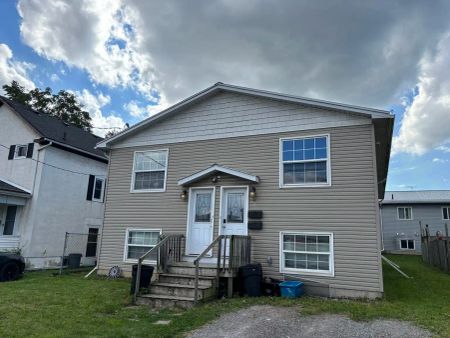 75 Pine Street South, Rooms for Rent - Upper Unit, Thorold — Upper Unit - Photo 2