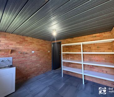 Renovated townhouse within walking distance to town - Photo 3