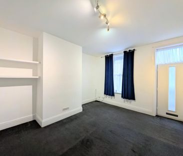 2 bedroom end of terrace house to rent - Photo 2