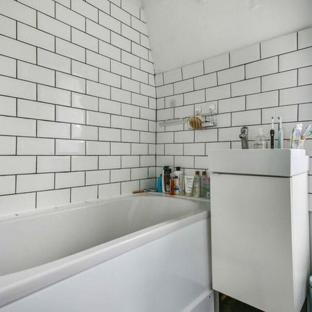 1 bedroom in a flat share to rent - Photo 4