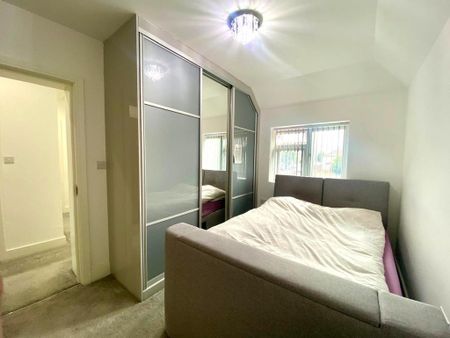 5 bedroom semi-detached house to rent - Photo 4