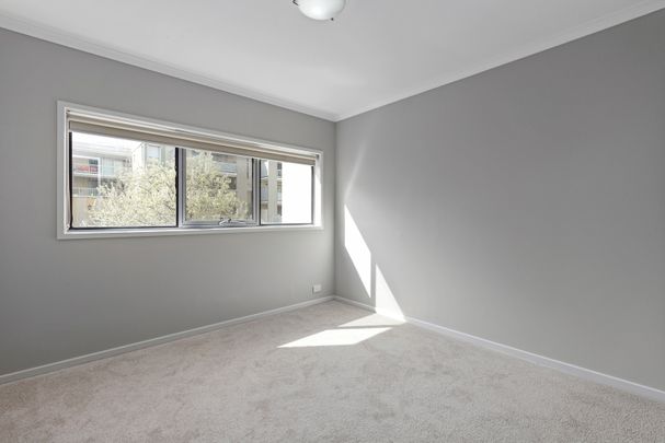 Light filled three bedroom apartment - Photo 1