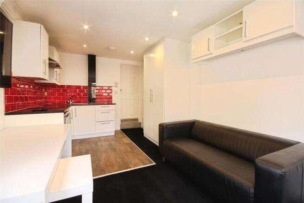 The Avenue, Ascot, SL5 - Photo 1