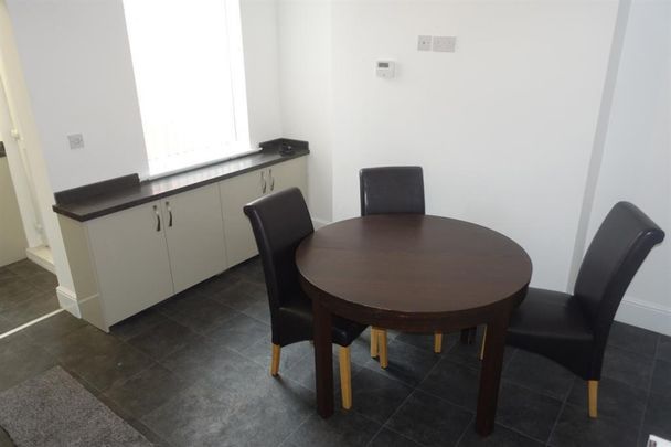 3 bedroom Flat To Let - Photo 1