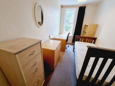 6 Bed Student Accommodation - Photo 5