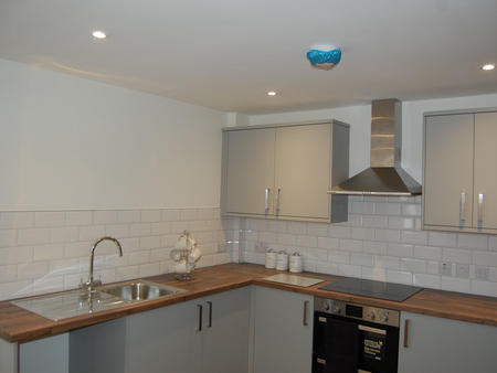 OX Living is proud to present this high-quality 5-bedroom co-living property, perfect for working professionals looking for stylish, stress-free living. Room 4 - Photo 3