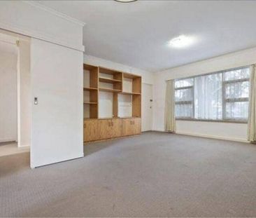 Neat, Trendy and Convenient Two Bedroom Maisonette - Photo 3
