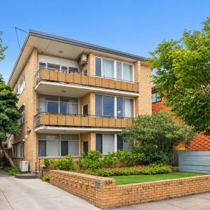 Spacious Ground-Floor Living in the Heart of St Kilda East - Photo 3