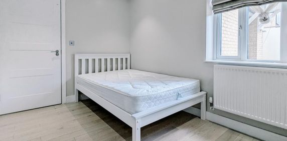 1 bedroom in a flat share to rent - Photo 2