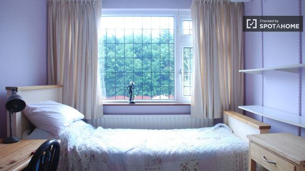 Decorated room in shared apartment in Killiney, Dublin - Photo 1