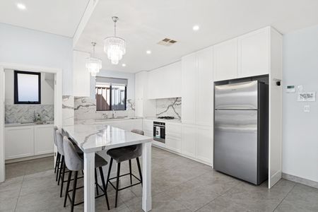 Modern Air-Conditioned Five-Bedroom Duplex with Gas Cook-Top, Three Full Bathrooms and Tiled Floors Throughout! - Photo 3