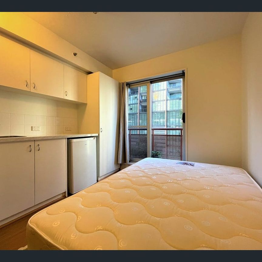 Studio apartment with excellent surrounding & furnished. Self-contained. Have your own privacy. - Photo 1
