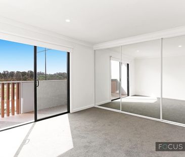 Oversized Immaculate Townhouse - Photo 3